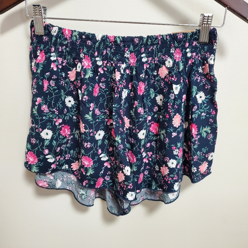 Hollister | NWT Navy Floral Flowy Smocked Shorts M
